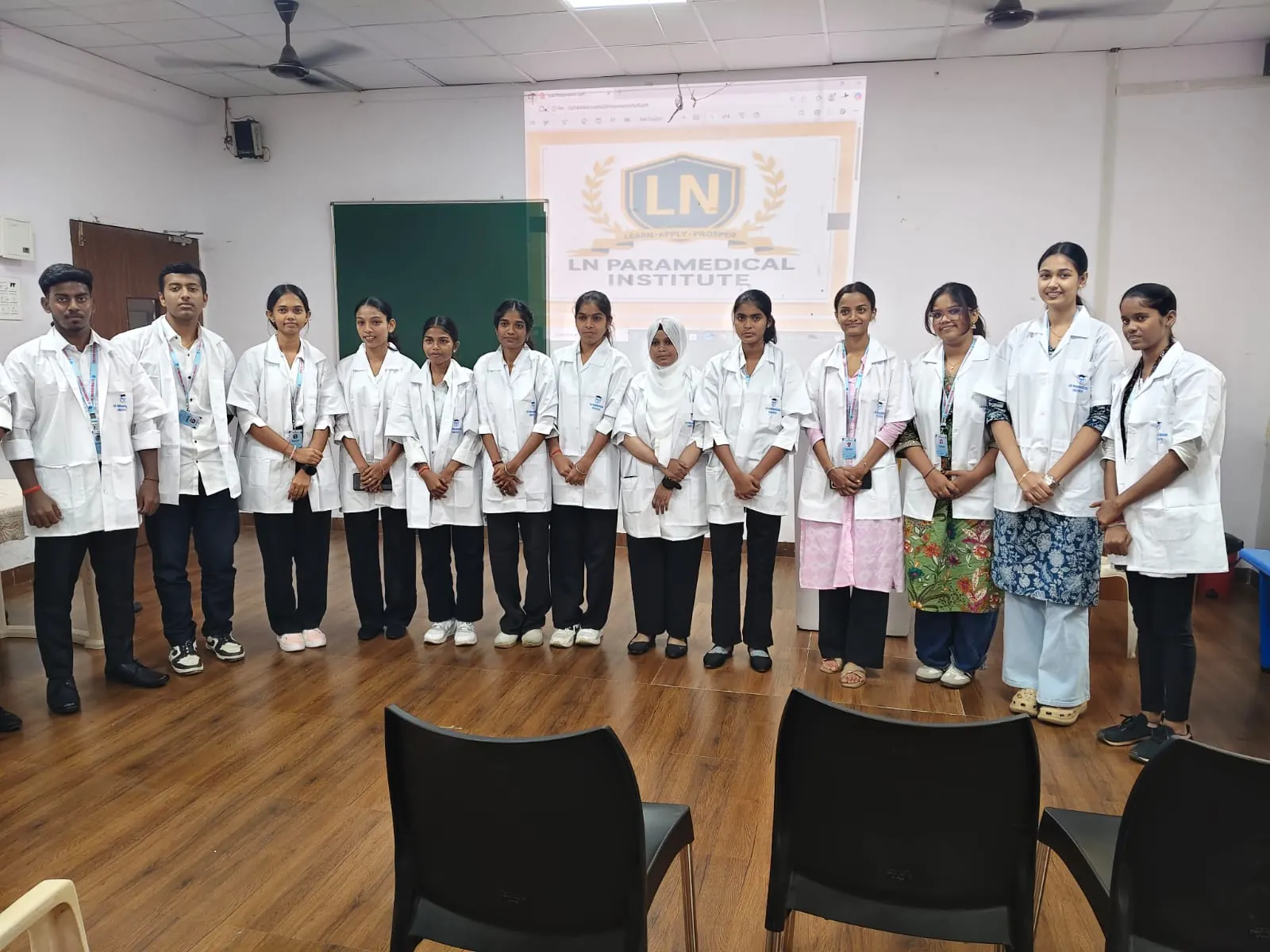 Students and faculty of L.N. Paramedical Institute together on campus